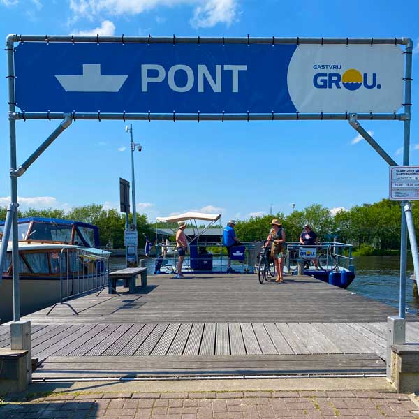 voet--en-fietspontje-van-de-Ralreiger-naar-dorp-Grou-IMG_8955